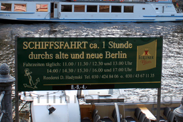 Schiffsfahrt mit Hinweisschild der Rundfahrten mit Angabe der Preise an der Anlegestelle am Mühlendamm im Nikolaiviertel in Berlin.
