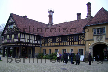 Schloss Cecilienhof, links der Eingang zum Schlosshotel und rechts der Eingang zum Innenhof und dem Museum.