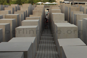 Am Denkmal der ermordeten Juden in Europa bei den Berlin Reisen.