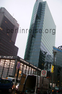 Die größten Firmen der Welt wollen sich heute am Potsdamer Platz ansiedeln, wie hier der Sony Center, ein riesiges Einkaufscenter mit etlichen Restaurants, wo man günstig Essen kann.