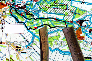 Die schwarze Linie auf der Karte beschreibt unsere eigene Route der Kanutour im Spreewald. Diese beiden Holzschilder, so sehen die an den Bäumen neben den Kanälen aus, hier die Kanäle Bancerowa & Semisch, die ich in die Karte eingefügt habe.