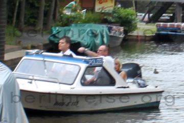 Wasserschutz-Polizei auf der Spree die die Bootsfahrten im Spreewald und auch alles sonstiges auf den Wasserflächen überwacht.
