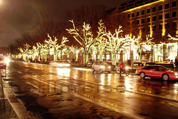 Berlin, Unter den Linden. Zu Weihnachten sind die Linden in Berlin im Lichterzauber gehüllt.