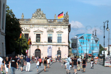 Zeughaus von der Seite mit Blick in Richtung Osten. Rechts wo die blaue Humboldt-Box steht auf diesem Gelände war das Schloss sich der Lustgarten befindet.